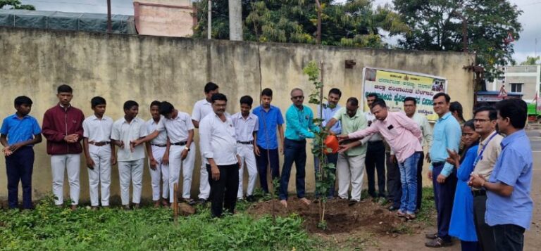 “ಶಾಸಕರ ಮಾದರಿ ಶಾಲೆ ಆವರಣದಲ್ಲಿ ಅಂತಾರಾಷ್ಟ್ರೀಯ ಜೈವಿಕ ಇಂಧನ ದಿನಾಚರಣೆ ಸಸಿ ನೆಟ್ಟು ಕಾರ್ಯಕ್ರಮ ಕೆ ಚಾಲನೆ”